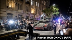 «Вагнер – сила!» – такими восклицаниями и аплодисментами провожали жители Ростова-на-Дону уходящие из города колонны ЧВК «Вагнер»