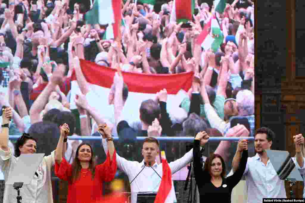 Magyar Péter (k) 2024. április 6-án tartott demonstrációja végén a Parlamentnél. A több tízezer ember részvételével zajló eseményen azt mondta, hogy napokon belül bejelenti új pártját, amely a júniusi EP-választáson is indulni kíván