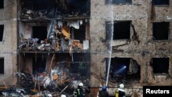 Една от сградите, на които са нанесени най-големи щети в Киев