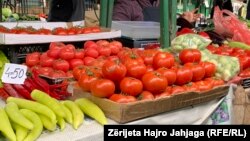 Një tezgë në tregun e gjelbër në Shkup.