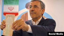 Mahmud Ahmadinedžad podnosi prijavu u Teheranu 1. juna.