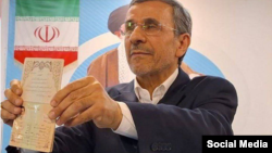 Махмуд Ахмадинеџад ја поднесува кандидатурата во Техеран на 1 јуни.