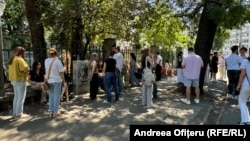 Sociologii spun că o parte din elevii care nu participă la bacalaureat au migrat în străinătate la familiile lor. 