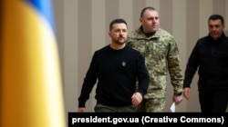 De la stânga la dreapta: președintele Volodimir Zelenski, șeful Serviciului de Securitate, Vasil Maliuk, și secretarul Consiliului Național de Securitate, Oleksi Danilov, în timpul celebrării celei de-a 31-a aniversări a Serviciului de Securitate al Ucrainei, Kiev, 24 martie 2023
