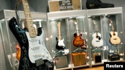 Повече от 70 китари на Ерик Клептън са предложни на търг в Ню Йорк. Приходите от тяхната продажба са предназначени за неговия център за лечение на наркотици и алкохолизъм на Карибите. Март 2011 г.