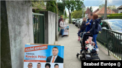 Az óvoda előtt kampányolt Szatmáry László fideszes önkormányzati képviselő 2024. április 22-én Budapesten