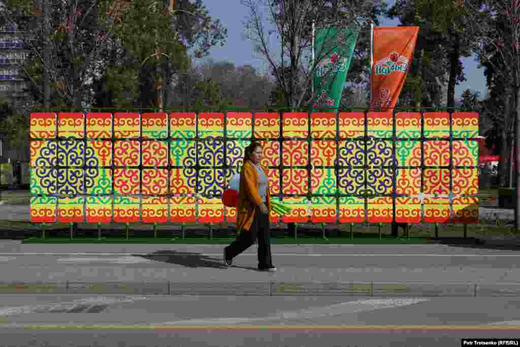 Инсталляция с традиционными казахскими узорами на алматинской площади Астана, которую в городе обычно называют Старой площадью&nbsp;