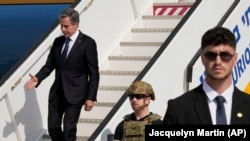 Antony Blinken amerikai külügyminiszter megérkezik Tel-Aviv Ben-Gurion repülőterére 2023. október 12-én