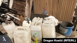 Kanisteri za vodu ispred kuće Saleta Beriše, meštanina naselja "Antena" na Novom Beogradu.