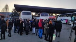 Serbët e Kosovës udhëtojnë të organizuar drejt kutive të votimit në Serbi