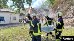 Архивска фотографија - Спасувачите работат на местото на рускиот напад со беспилотно летало, среде рускиот напад врз Украина, во Ромни во регионот Суми, Украина, 23 август 2023 година.