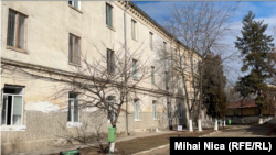 Atelierele artiștilor sunt în Corpul B al clădirii Malmaison, de pe Calea Plevnei din București.