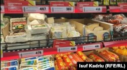 Produkte në një dyqan në Maqedoninë e Veriut.