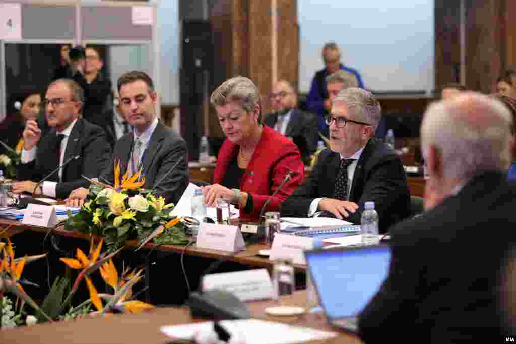 СЕВЕРНА МАКЕДОНИЈА -&nbsp;Пораки за поддршка на евроинтеграцијата на Западен Балкан во ЕУ испрати на 26 октомври од Скопје еврокомесарката за внатрешни работи Илва Јохансон. &bdquo;Партнерите од Западен Балкан се дел од нашето европско семејство. ЕУ и понатаму ќе продолжи да го поддржува Западен Балкан на патот кон пристапување во ЕУ, ќе продолжи да помага во областа на владеење на правото, борбата против корупцијата и против организираниот криминал&ldquo;, изјави Јохансон.