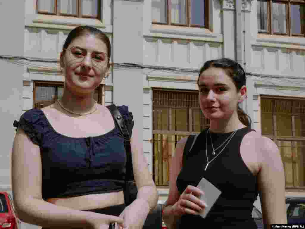 Roxana (stânga) și Diana (dreapta), ambele în vârstă de 23 de ani, locuiesc în București de scurt timp, așa că au votat doar la europarlamentare, la Liceul Gheorghe Lazăr din apropierea Parcului Cișmigiu.