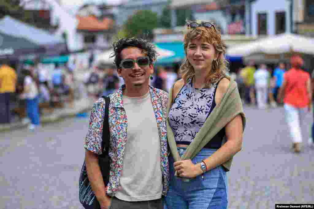 Fiona Hall iz Mejna, Sjedinjene Američke Države, ove godine po prvi put boravi u Prizrenu na Dokufestu. Ona je za Radio Slobodna Evropa rekla da je o festivalu saznala od umjetničkog direktora Dokufesta Vetona Nukollarija tokom drugog događaja. &quot;Ovaj festival na poseban način inkorporira grad i stanovnike&ldquo;, kaže ona. &nbsp;