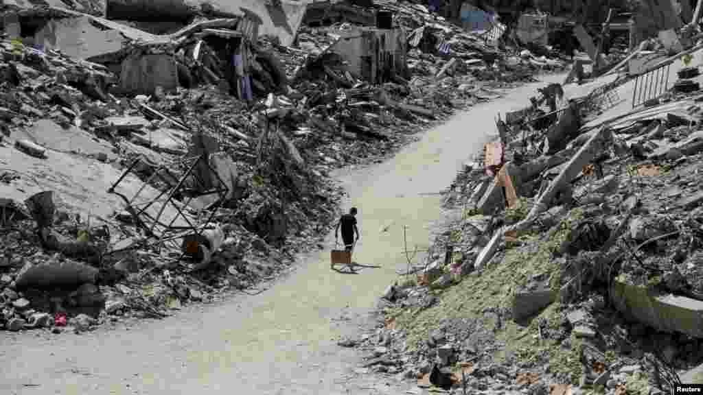 A rombolás nyomai Beit Lahiában 2024. június 12-én. Daniel Hagari ellentengernagy, az izraeli katonai szóvivő elmondta, hogy az október 7-én elrabolt izraeli állampolgárokat&nbsp;a Hamász hírhedt alagútjain át különböző helyszínekre szállították. A kommandósok hetekig gyakorolták a rajtaütést a rejtekhelyek életnagyságú modelljein