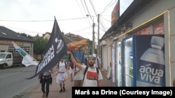 Aktivisti na putu iz Beograda ka zapadnoj Srbiji stigli su do Obrenovca, u blizini Beograda. Oni pešače ka Loznici, gradu u čijoj okolini globalni rudarski gigant, australijski Rio Tinto, planira eksploataciju litijuma, gde će se održati protest protiv Rio Tinta, 25. jun 2024.