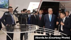 Қытайға сапарлаған Қазақстан президенті Қасым-Жомарт Тоқаев делегациясымен бірге Hikvision компаниясының кеңсесінде тұр. Ханчжоу қаласы, 2019 жыл, 12 қыркүйек. Сурет иесі: Akorda.kz