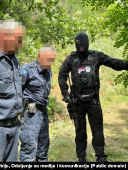 Fotografi e publikuar nga autoritetet serbe e momentit të arrestimit të policëve të Kosovës.