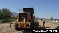 Изградба на пат близу границата меѓу Таџикистан, Киргистан и Узбекистан 