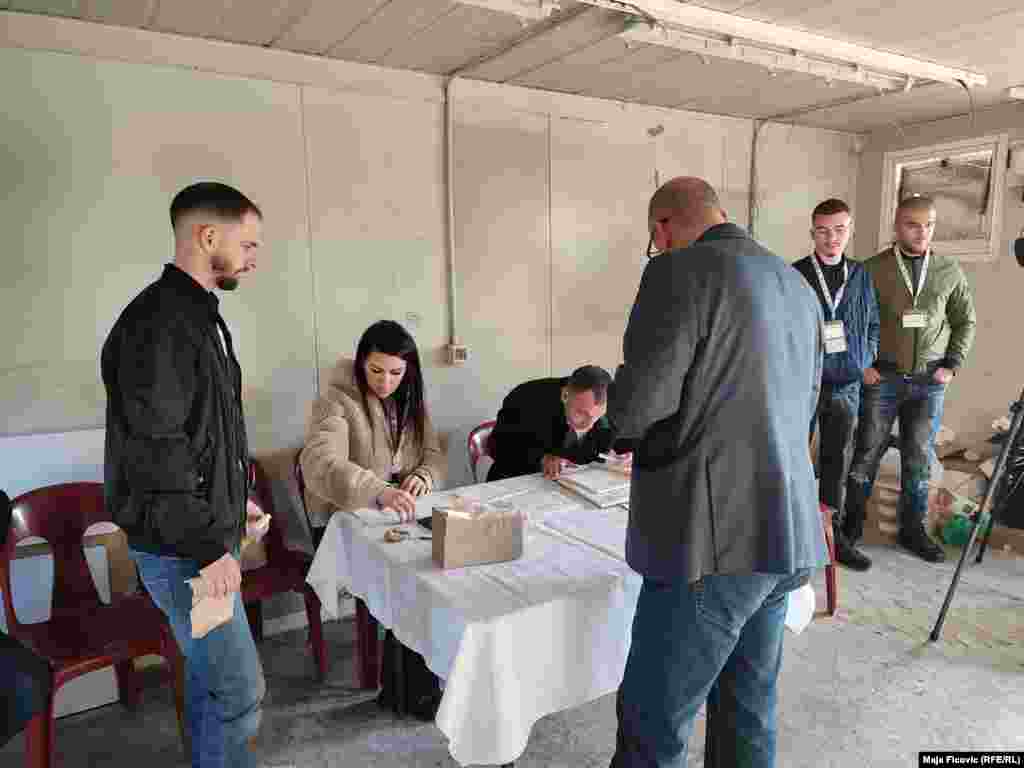 Pogled na biračko mjesto u kontejneru, Sjeverna Mitrovica