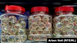 Dhjetëra lodra që ka identifikuar Radio Evropa e Lirë në tregun e Kosovës, nuk i plotësojnë tri kriteret bazë sipas direktivave të BE-së, që duhet të respektohen për t’i importuar dhe vendosur lodrat në treg.