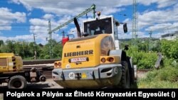 A Vágányprofil Kft. nehézgépei az elvileg védett létesítmény helyszínén