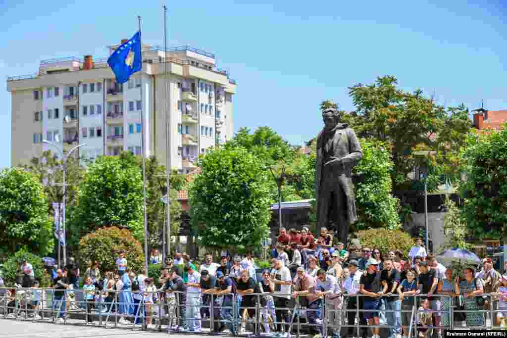 Shumë qytetarë përcollën nga afër parakalimin e ushtarëve dhe pjesëtarëve të policisë.