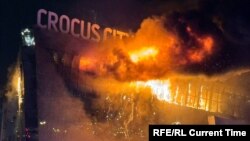 დაკითხული მამაკაცის თქმით, თავდასხმის ორგანიზატორებმა მას დაავალეს, განურჩევლად დაეხოცა დარბაზში მყოფნი. ფოტოზე: ალმოდებული "კროკუს სიტი ჰოლი". მოსკოვის ოლქი, 22 მარტი, 2024. 