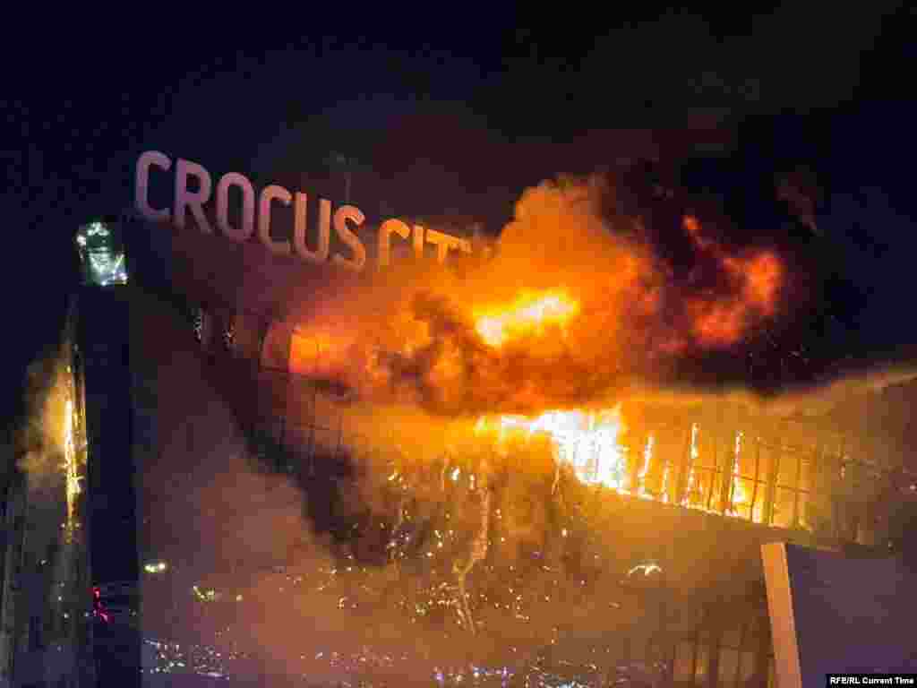 Ndërtesa e sallës së koncerteve&nbsp;Crocus City Hall e përfshirë nga flakët.