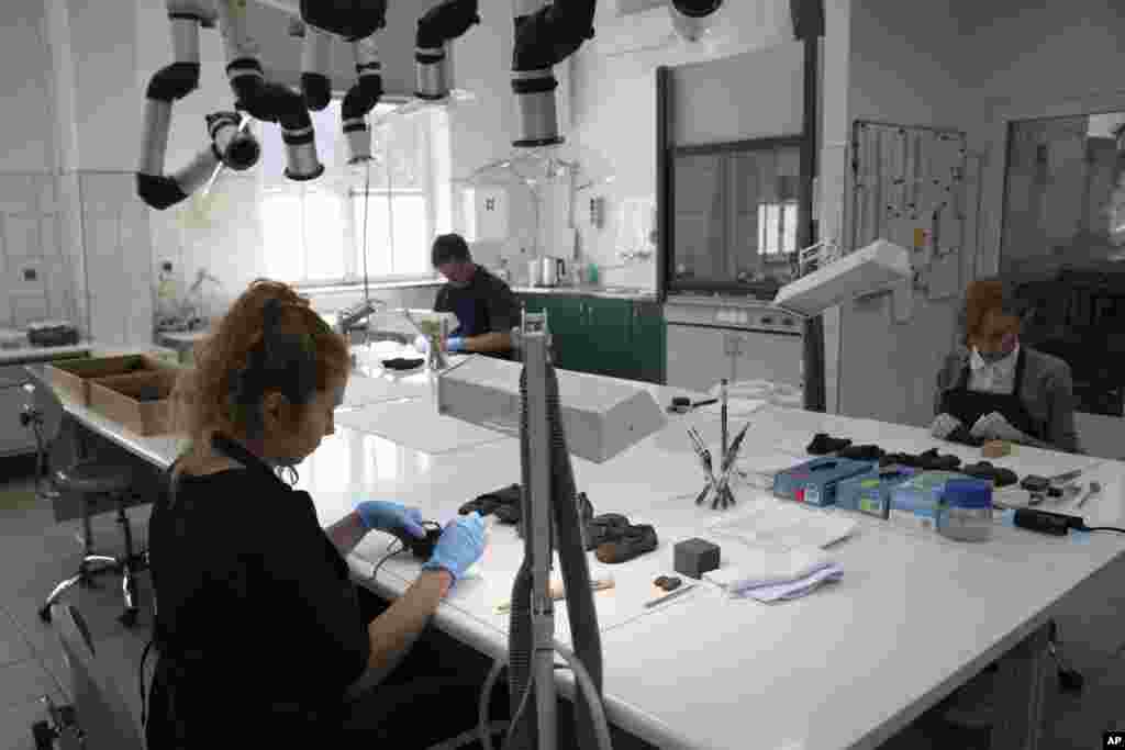 Muzejski djelatnici opisuju dječje cipele kao jedno od najemotivnijih svjedočanstava zločina počinjenih u nacističkom njemačkom logoru smrti, gdje je tokom Drugog svjetskog rata ubijeno više od 1,1 milion ljudi.⁠