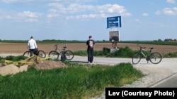 Lev, programer iz Rusije, u Srbiju je došao pre nešto više od godinu dana, pre svega zbog straha od mobilizacije. Na fotografiji: Lev sa svojim prijateljem na biciklističkoj turi oko Beograda.