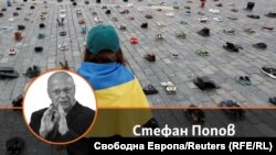 Стефан Попов на фона на снимка от централен площад в Прага, Чехия, където годишнината от войната беше отбелязана с обувки, символизиращи военните престъпления срещу украински цивилни.