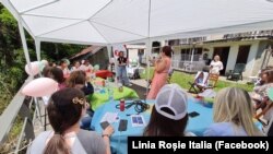 La evenimentul din iunie, voluntarele de la Linia Roșie le-au vorbit adolescentelor despre hărțuirea pe internet.