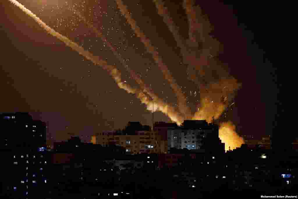 Raketat duke u lëshuar drejt Izraelit, në Gazë, më 10 maj 2023.