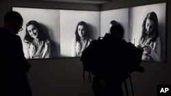 Dnevnik Ane Frank postao je jedan od najpoznatijih narativa o Holokaustu, preveden je na više od 70 jezika. Pisan iz perspektive tinejdžerke u surovim okolnostima nacističke okupacije u Holandiji u Amsterdamu.