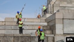 Майстори издигат скеле около Паметника на Съветската армия, 15 септември