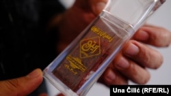 Jan Mohammad Habibi pokazuje kutiju sa šafranom kojeg su donijeli iz Afganistana