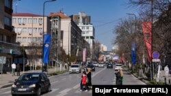 Një rrugë në kryeqytetin e Kosovës, Prishtinë, e zbukuruar me flamuj për të shënuar Ditën e Shpalljes së Pavarësisë së Kosovës. 