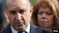 Румен Радев и вицепрезидентката Илияна Йотова поднесоха венци на Паметника на Незнайния воин на 9 май.