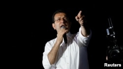 Gradonačelnik Istanbula Ekrem Imamoglu u obraćanju pristalicama u Istanbulu nakon objave prvih izbornih rezultata koji su pokazali njegovu pobjedu na lokalnim izborima u Turskoj, 1. aprila 2024.