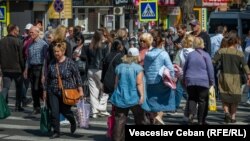 Trecători pe o stradă din centrul Chișinăului