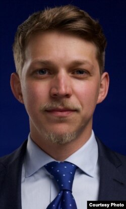 Tică Darie (31 de ani) este candidat independent la primăria din Roșia Montană. S-a născut în Suceava, are studii în Danemarca și locuiește de mai bine de un deeceniu în localitatea din județul Alba.