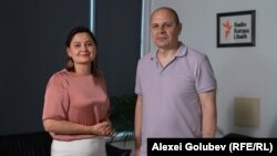 Natalia Grîu, ex-secretară de stat al Ministerului Educației și Cercetării și autorul podcastului „În esență...”, Eugen Urușciuc, în redacția Europei Libere.