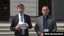 Membrii fracțiunii PAS din Consiliul Municipal Chișinău, Dumitru Ivanov (stânga) și Sergiu Stoian vorbind jurnaliștilor pe 20 mai 2024.