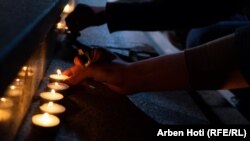 Učesnici festivala "Mirëdita, dobar dan" okupili su se u četvrtak ispred Narodnog pozorišta u Prištini kako bi zapalili sveće u čast žrtvama napada u Beogradu, u Srbiji.
