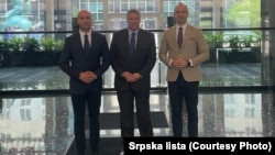 Članovi Srpske liste Igor Simić i Slavko Simić sa specijalnim američkim izaslanikom Gabrijelom Eskobarom u Vašingtonu, 27. juli 2023. Branka Latinović ocenjuje posetu predstavnika Srpske liste Vašingtonu kao "dobar i ohrabrujući momenat, jedan novi element u političkoj realnosti srpske zajednice na severu Kosova".