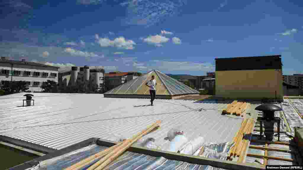 Dy kompani janë duke punuar në renovimin e kulmit, por nuk kanë arritur që ta mbulojnë atë me kohë dhe shiu i fundjavës së shkuar ka depërtuar brenda Onkologjisë.&nbsp;