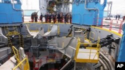 Putin i Kim u obilasku lansirne rampe rakete Sojuz tokom svog sastanka na kosmodromu Vostočni, Rusija, 13. septembra 2023.